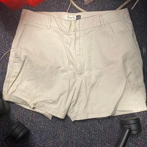 Kaki GAP Shorts with button, zipper and pockets